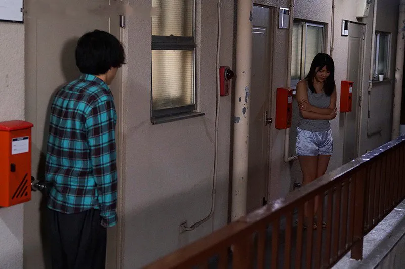 Bí mật vụng trộm với cô nàng nhà bên cãi nhau bị chồng yêu đuổi ra cửa