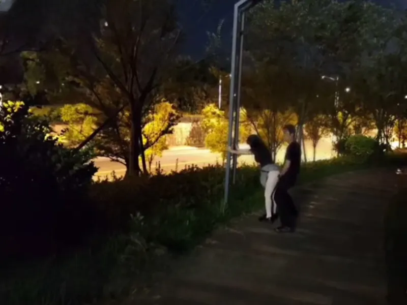 đôi nam nữ nứng lồn hết phần khi rủ nhau doggy public ngoài chung cư